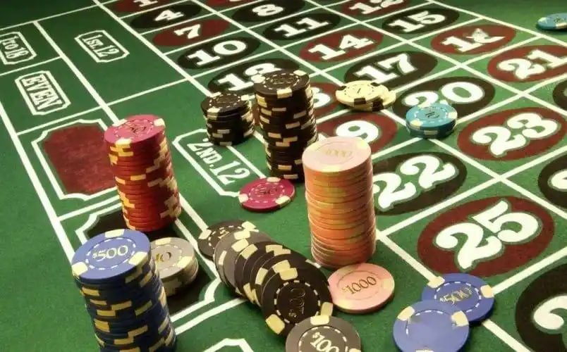 Online Card Games — Poker နှင့် Baccarat ကတ်ဂိမ်းများ ကစားနေသော မြင်ကွင်း